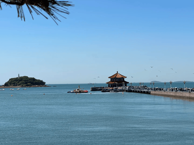 九寨沟，这个被誉为人间仙境的地方，每一个角落都散发着迷人的魅力。如果你正在计划一场充满个性的旅行，那么九寨沟私人定制旅游将是你不容错过的选择。